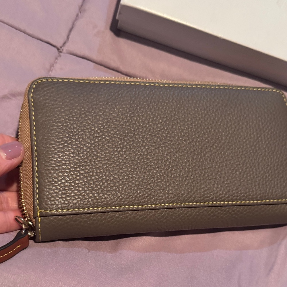 Dooney & Bourke Olive Textured Wallet. Beautiful condition - Picture 7 of 10